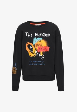 Felpa nera con grafiche e testi colorati, tra cui accenti arancioni e blu, maniche raglan e una vestibilità rilassata.