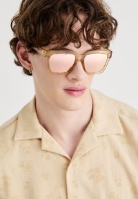 Le Specs WEEKEND RIOT UNISEX - Napszemüvegek - sand