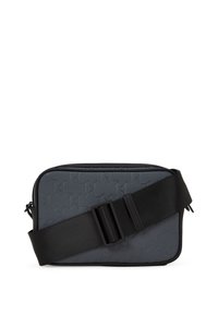 Grå rektangulær taske med et tekstureret mønster, sort rem, lynlåslukning og glatte detaljer. Holdbart materiale med et moderne design.