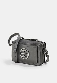 Malá obdélníková černá taška z texturované kůže se stříbrným kruhovým logem, odnímatelným popruhem a jednou kapsou na zip.