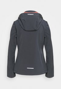 Czarna wodoodporna kurtka z kapturem, z czerwonym akcentem przy szyi, długimi rękawami i odblaskową taśmą na dole.