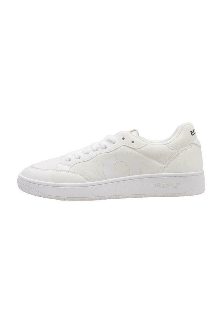 Baskets blanches avec un dessus en toile lisse, design à lacets, un embout texturé et une semelle en caoutchouc comportant un logo sur le côté.