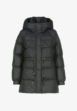 Jachetă neagră căptușită cu glugă, având un design matlasat, talie strânsă cu șnur și accente metalice pe ștuțuri.