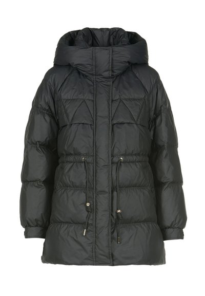 Nadmestna črna jakna s kapuco, z prešitim oblikovanjem, zategovanjem v pasu in kovinskimi detajli na zategovalnih kroglicah.