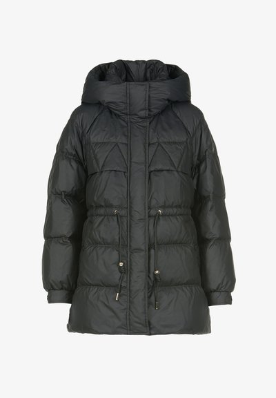 Nadmestna črna jakna s kapuco, z prešitim oblikovanjem, zategovanjem v pasu in kovinskimi detajli na zategovalnih kroglicah.