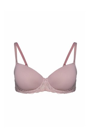 Jasnoróżowy, wyściełany biustonosz z regulowanymi ramiączkami i koronką przy dolnym pasku, pokazany na białym tle.