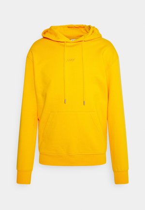 Hellgelber Kapuzenpullover mit Fronttasche und Kordelzug, der ein dezent besticktes Logo auf der Brust zeigt.