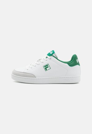 Weiße Sneaker mit grünen Akzenten und Logo. Glattes, synthetisches Material, runde Zehenform und flache Sohle. Verfügt über Schnürsenkel und einen gepolsterten Schuhkragen.