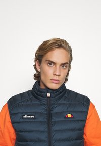 Ellesse BARDY GILET - Colete - navy