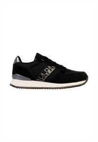 Baskets de sport noires avec un dessus en daim et en mesh texturé, un accent argenté au niveau du talon et un logo graphique bien visible sur le côté.