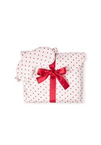 Set de regalo de algodón con máscara para dormir y bolsa envuelta, presenta un fondo blanco con patrones de corazones rojos y un lazo de cinta de satén roja.