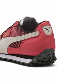 Puma Easy Rider sportbačiai rožinės ir juodos spalvų su odiniu ir tekstiliniu viršumi, balta tarpine ir tekstūruota guma išorėje su smeigėmis.