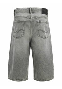 Sivé deniminové šortky s voľným strihom, dvoma zadnými vreckami s vyšitými detailmi a štítkom na páse. Textúrovaná tkanina s vyblednutým povrchom.