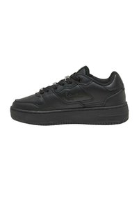 Sneaker nera in pelle testurizzata con lacci piatti, suola in gomma, colletto imbottito e dettaglio del logo sul lato. Design low-top.