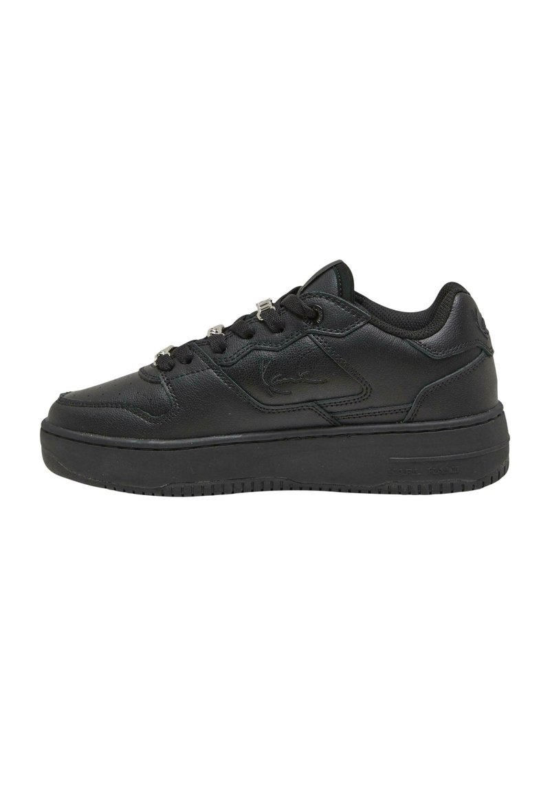 Sneaker nera in pelle testurizzata con lacci piatti, suola in gomma, colletto imbottito e dettaglio del logo sul lato. Design low-top.