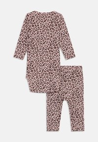 Zweiteiliges Outfit bestehend aus einem Langarmoberteil und Leggings, hergestellt aus weichem Stoff mit einem rosa Hintergrund und braunem Leopardenmuster.