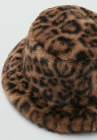 Vedro klobuk iz umetnega krzna z rjavim in črnim leopardjim potiskom, zaobljeno zgornjo stranjo in širokim, mehkimi robom. Teksturiran in puhast zaključek.