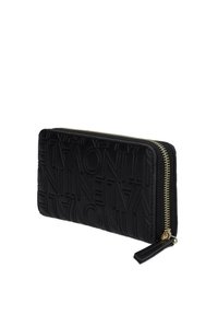 Portafoglio in pelle nera con logo in rilievo, dotato di una cerniera dorata e superficie texturizzata. Design compatto rettangolare con linguetta laterale.