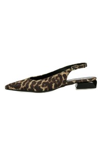 Zapato tipo slingback con estampado de leopardo, punta afilada, tela texturizada, tacón bajo y ancho, y una correa ajustable para un ajuste seguro.