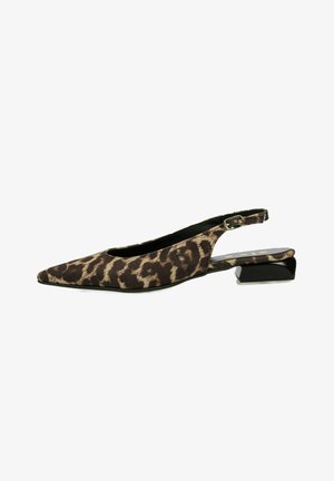 Zapato tipo slingback con estampado de leopardo, punta afilada, tela texturizada, tacón bajo y ancho, y una correa ajustable para un ajuste seguro.