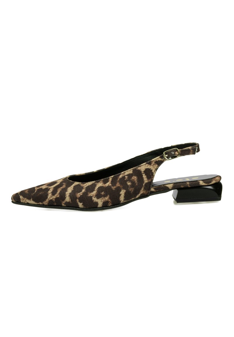 Zapato tipo slingback con estampado de leopardo, punta afilada, tela texturizada, tacón bajo y ancho, y una correa ajustable para un ajuste seguro.