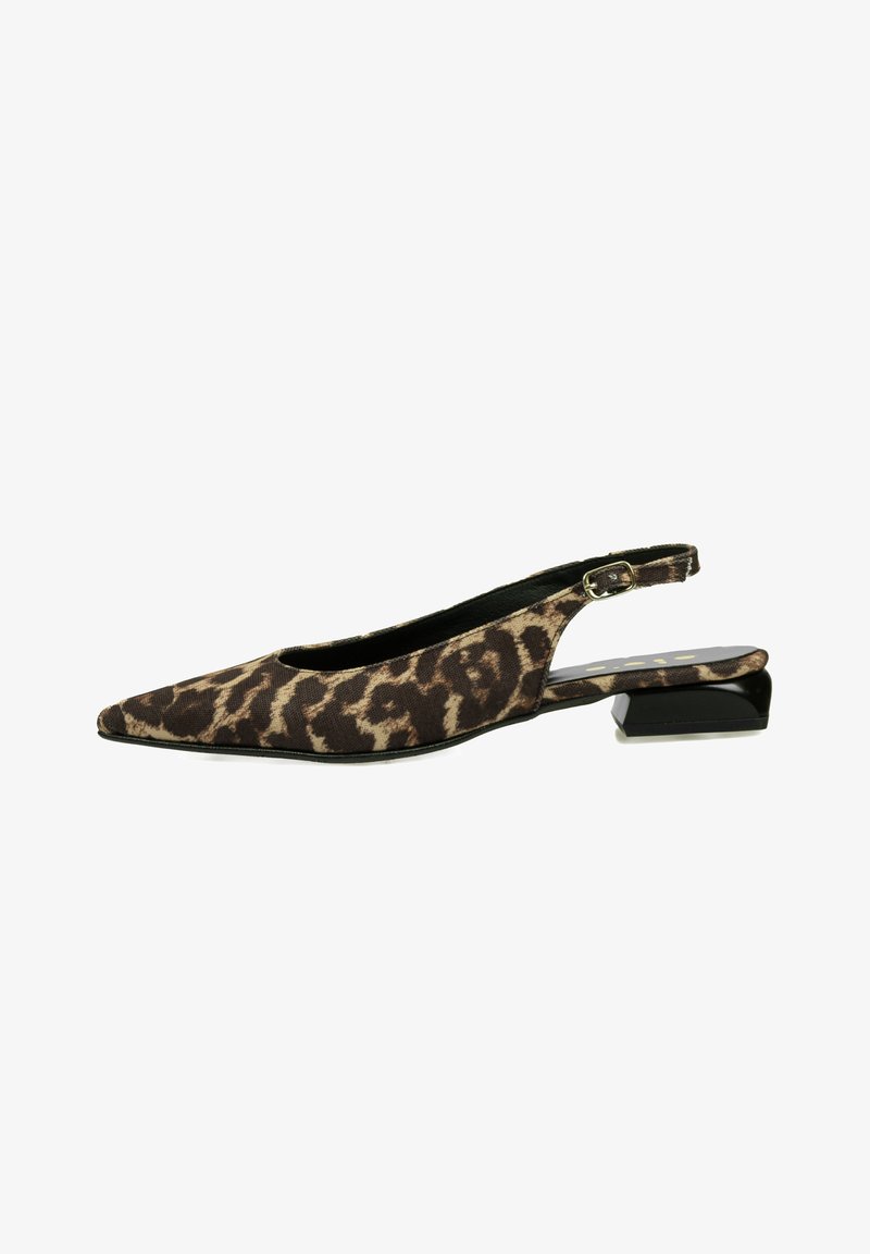 Zapato tipo slingback con estampado de leopardo, punta afilada, tela texturizada, tacón bajo y ancho, y una correa ajustable para un ajuste seguro.