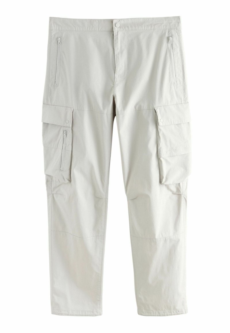 Pantalon cargo gris clair avec de multiples poches zippées, une fermeture à bouton et une coupe décontractée, fabriqué dans un tissu lisse et léger.