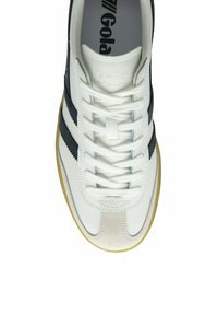 Sneaker bianca con strisce laterali blu scuro, pelle testurizzata, lacci piatti e suola in gomma. Presenta un logo 'Gola' sulla linguetta.