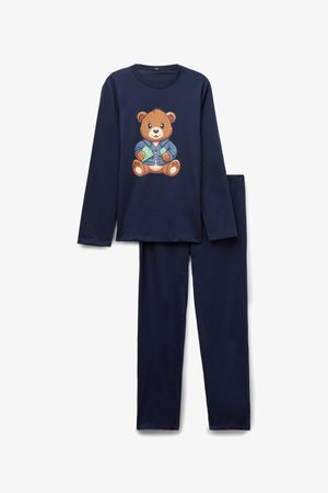 Granatowy zestaw piżam z długim rękawem z grafiką niedźwiedzia na koszulce. Zestaw zawiera dopasowane, jednokolorowe granatowe spodnie, wykonane z miękkiego, oddychającego materiału.
