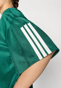 adidas Sportswear TIRO  - T-shirt imprimé - dark green/collegiate burgundy/white