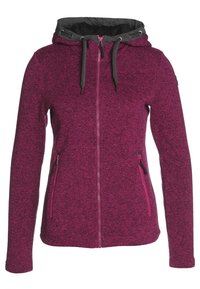 Fleece takki tummanpunaisena harmaalla hupulla. Varustettu etuvetoketjulla ja kahdella sivutaskulla, joissa on mustat vetoketjut ja nyöriaksonnit.