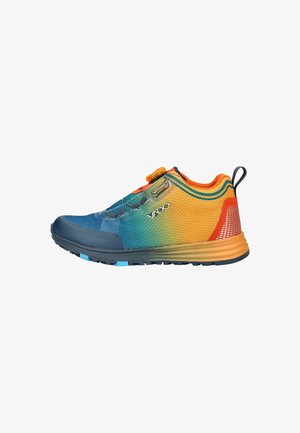 Baskets de sport avec un design dégradé en mesh bleu, orange et vert. Comprend des accents en caoutchouc, un système de réglage sécurisé et une semelle texturée.