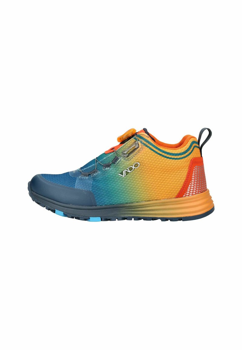 Scarpe sportive con un design a gradiente in mesh blu, arancione e verde. Presentano dettagli in gomma, un sistema di chiusura sicuro e una suola strutturata.