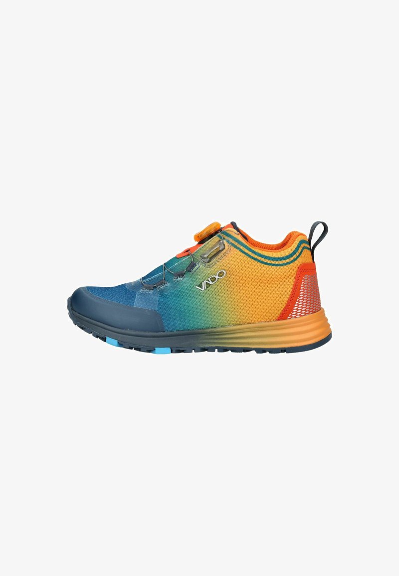 Sportovní boty s gradientním designem v modré, oranžové a zelené síťovině. Obsahují gumové detaily, bezpečné utažení a strukturovanou podrážku.