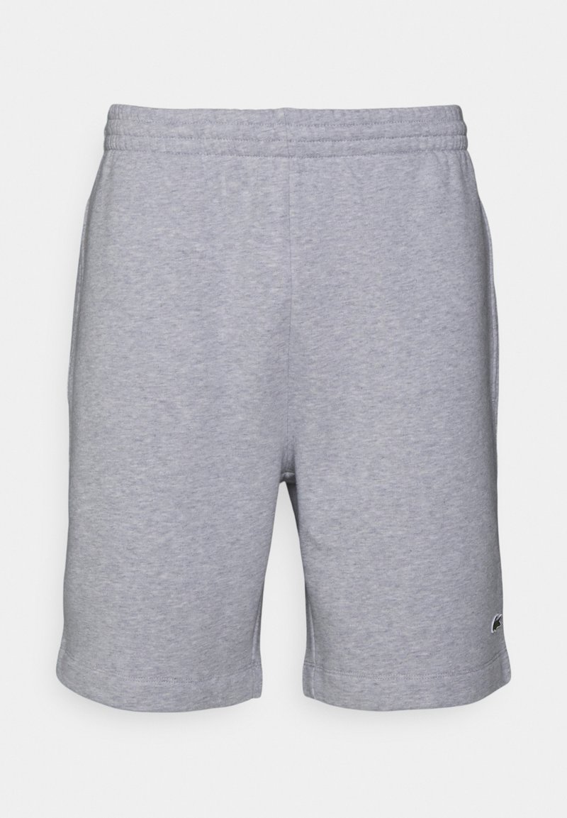 Shorts de survêtement gris clair jusqu'aux genoux avec une taille élastique et un petit logo noir sur la partie inférieure de la jambe gauche.