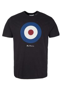 Camiseta de algodón negra con un gran gráfico circular azul y blanco con un centro rojo, y el logo "Ben Sherman" en blanco en la parte inferior.