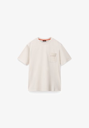 T-shirt corto color beige chiaro realizzato in cotone morbido, con taschino sul petto e logo ricamato, e un accentuato colletto a contrasto.