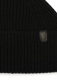 Schwarze Strickmütze mit vertikalem Rippmuster. Verfügt über ein Leder-Patch mit einem Design eines gehörnten Schädels und bietet eine enganliegende Passform für Wärme.