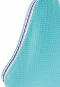 Haut de sport bleu aqua en tissu maillé texturé, avec un col rond et des accents rayés en violet, rose et blanc.