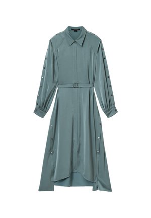 Un abito di raso color verde acqua con colletto, maniche lunghe, dettagli con bottoni sulle maniche e una cintura in vita. Presenta un design con orlo asimmetrico alto-basso.