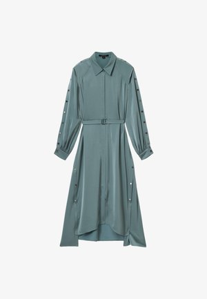 Een teal satijnen jurk met een kraag, lange mouwen, knoopdetails op de mouwen en een taille met riem. Heeft een high-low zoom ontwerp.