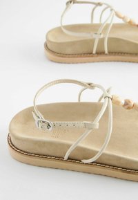 Next FOREVER COMFORT BEADED TOE POST - REGULAR FIT - Tåsandaler - neutral