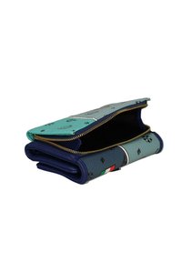 Portafoglio con un'esterno blu texture e una patta verde a motivo, dotato di zip e fodera interna a contrasto. Forma compatta e rettangolare.