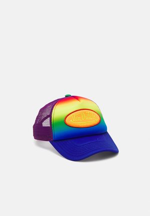Casquette trucker avec dégradé arc-en-ciel à l’avant, mesh violet à l’arrière, visière bleue et un patch orange indiquant "Von Dutch Originals" à l’avant.