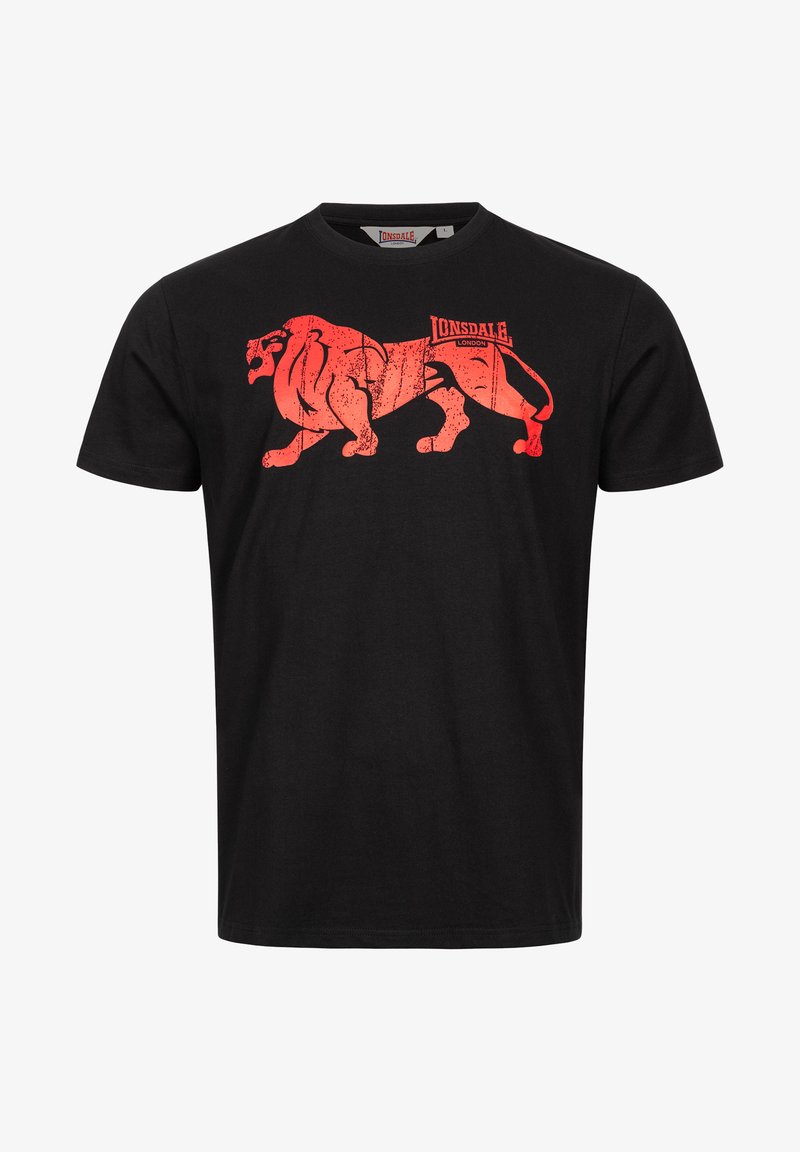 Mustmust shirt, mille musta värvi, millel on silmapaistva punase lõvi graafika, millel on tekstuurilised detailid ja "Lonsdale London" tekst disaini kohal.