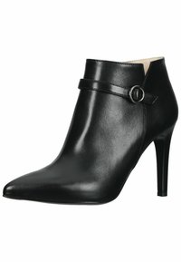 Stivale alla caviglia in pelle nera con punta affilata, tacco sottile e una cinturino decorativo con un accento circolare. Texture liscia, design moderno.