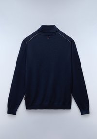 Marineblauwe pullover met een hoge kraag, lange mouwen en een gladde textuur; beschikt over contrasterende stiksels en een klein logo bij de nek.