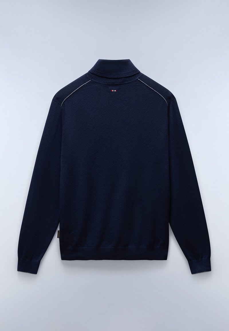 Pullover blu navy con colletto alto, maniche lunghe e una texture liscia; presenta cuciture in contrasto e un piccolo logo sul collo.