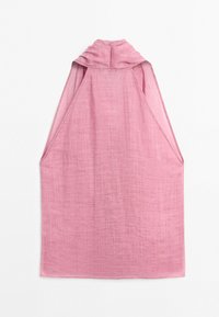 Mouwloze roze linnen jurk met hoge kraag en losse pasvorm, plat neergelegd op een witte achtergrond.