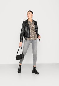 JDY JDYBROOKE LS NOOS - Blusa com botões - black with chardonanny